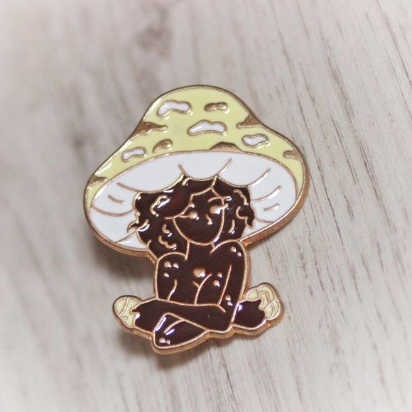Mushroom girl enamel pin - Picture 9 of 10